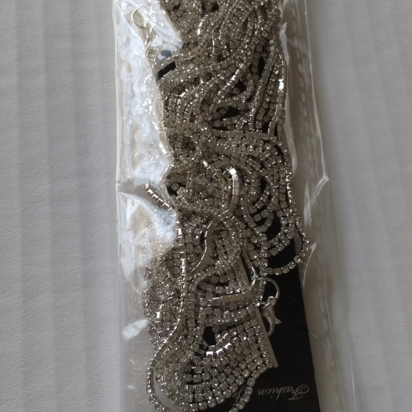 Elegant geometric layered rhinestone chocker. - Picture 4 of 6